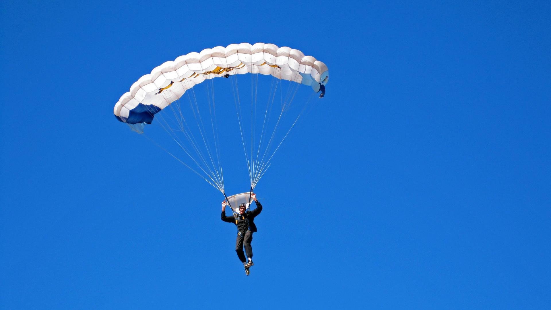 AYX体育官网-国家队提升防守对位意识降低对手得分效率，防守队员面对对手,双脚以正常的跨立姿势着地